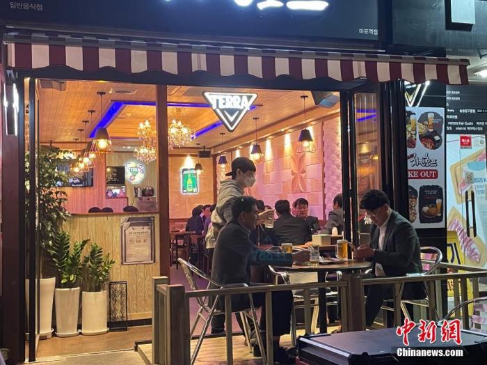 資料圖：韓國首爾市民在餐館用餐。 <a target='_blank' href='/' _fcksavedurl='/'><p  align=
