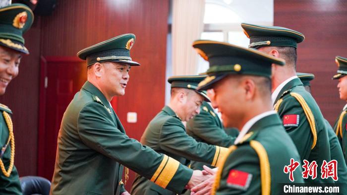首長(zhǎng)為晉銜官兵頒發(fā)任命狀。　張煜梁 攝