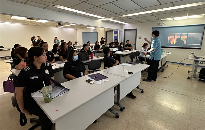 菲律賓移民局官員在移民局總部培訓班參加中文學習。中國駐菲律賓大使館供圖。