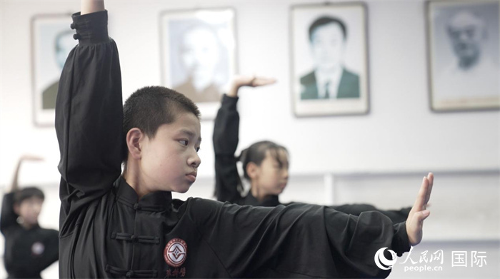 正在練習(xí)劈掛拳的武術(shù)學(xué)童。人民網(wǎng)記者 袁蒙攝