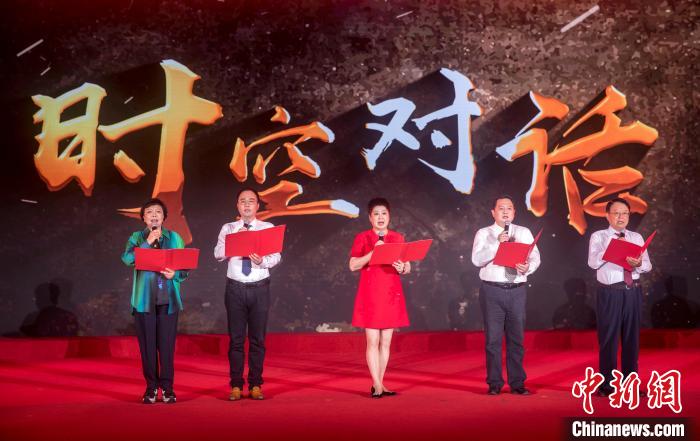 陳曉帆與顏福慶之孫顏志淵、陶行知曾孫陶侃、榮毅仁侄女榮智豐深情朗誦《與統(tǒng)戰(zhàn)先輩的時空對話》?！堦?攝