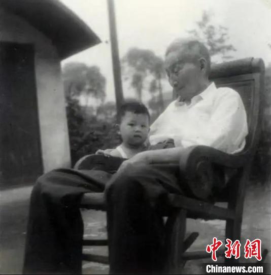 陳望道與幼年的陳曉帆?！￡悤苑﹫D