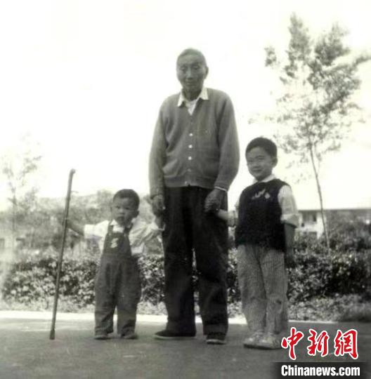 陳望道與幼年的陳曉帆(左)、陳曉帆的哥哥一起合影?！￡悤苑﹫D