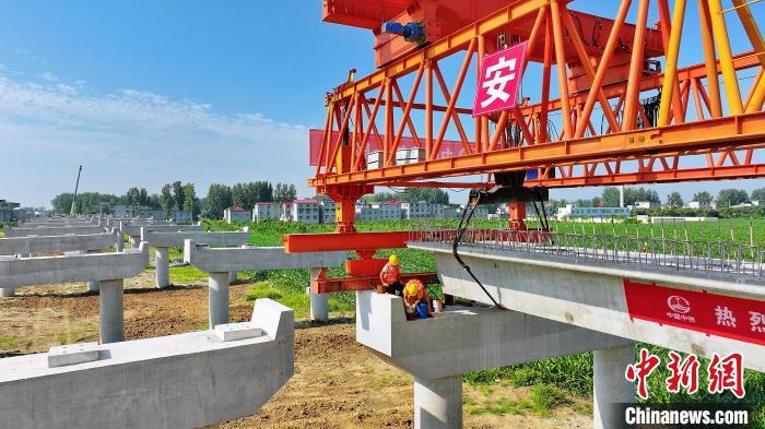 長25米重80噸的箱梁平穩(wěn)、精準(zhǔn)地落在S314分離式立交橋25號和26號墩上?！⒂癫?攝