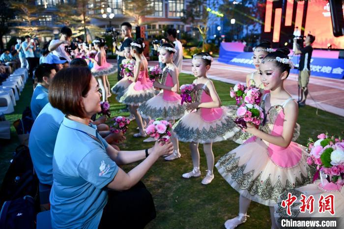 大陸小朋友鮮花送給臺(tái)灣同胞?！⊥鯑|明 攝