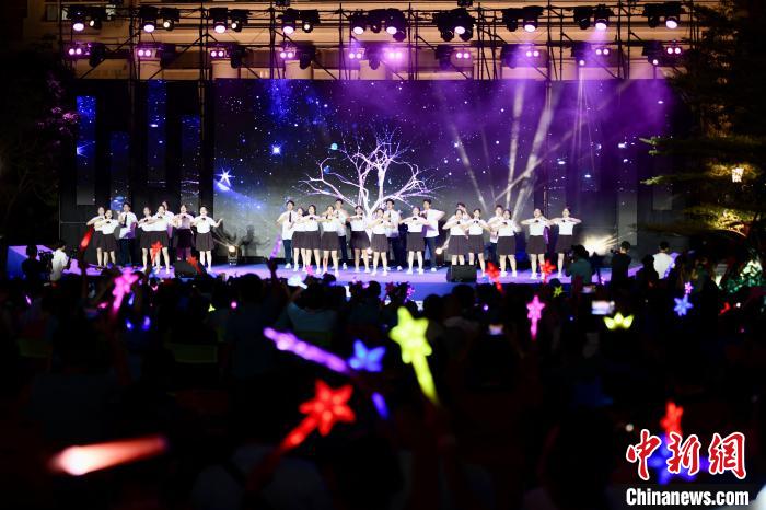 合唱表演《夜空中最亮的星》。　王東明 攝