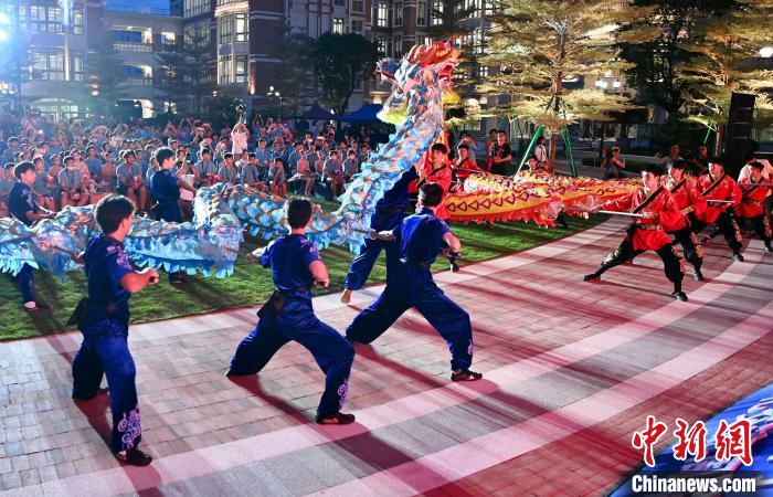 兩岸青少年同臺(tái)呈現(xiàn)龍獅表演?！⊥鯑|明 攝