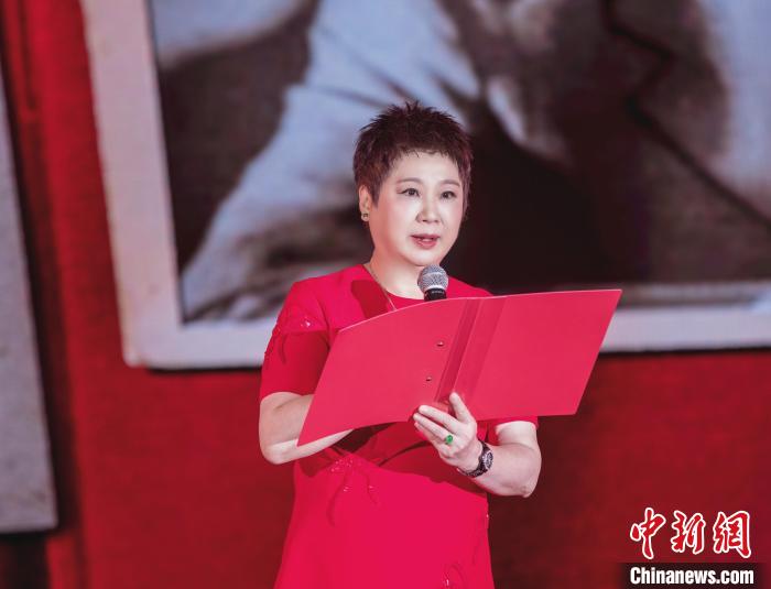 7月16日，榮智豐在2023年上海統(tǒng)戰(zhàn)文化周開幕活動(dòng)中朗誦《與統(tǒng)戰(zhàn)先輩的時(shí)空對(duì)話》?！堦?攝