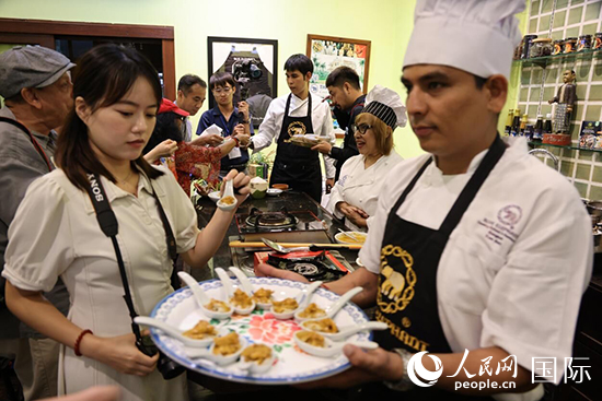 7月19日，參加美食活動的多國代表品嘗泰式傳統(tǒng)美食。人民網(wǎng)記者 張矜若攝