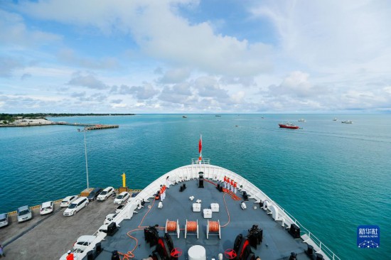 7月22日，中國海軍“和平方舟”號醫(yī)院船駛離基里巴斯首都塔拉瓦。當(dāng)?shù)貢r間22日上午10時，執(zhí)行“和諧使命-2023”任務(wù)的中國海軍“和平方舟”號醫(yī)院船圓滿結(jié)束對基里巴斯的首次訪問，駛離基里巴斯首都塔拉瓦，前往本次任務(wù)的第二站湯加努庫阿洛法港。新華社發(fā)（黎宇 攝）