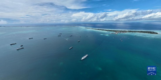 7月22日，中國海軍“和平方舟”號醫(yī)院船結(jié)束基里巴斯訪問，駛離塔拉瓦港。新華社發(fā)（桂江波 攝）