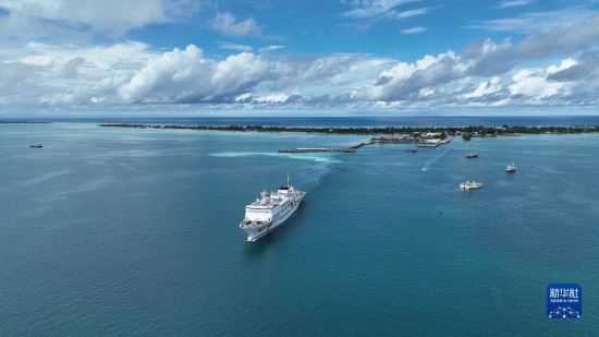 7月22日，中國海軍“和平方舟”號醫(yī)院船結(jié)束基里巴斯訪問，駛離塔拉瓦港。新華社發(fā)（桂江波 攝）