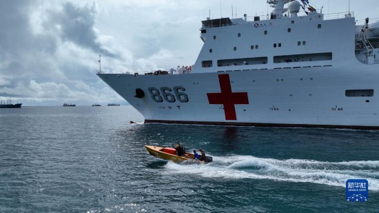 7月22日，中國海軍“和平方舟”號醫(yī)院船駛離塔拉瓦港途中，基里巴斯當(dāng)?shù)孛癖婑{船揮手告別。新華社發(fā)（桂江波 攝）