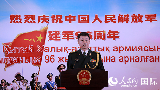 國防武官胡德君大校發(fā)表致辭。人民網(wǎng)記者 李強攝