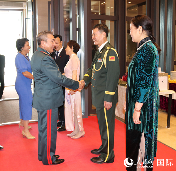 國防武官胡德君大校迎接賓客。人民網(wǎng)記者李強攝