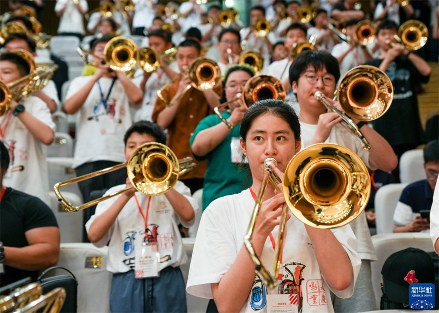 8月1日，在第九屆中國(guó)國(guó)際低音銅管藝術(shù)節(jié)的一場(chǎng)公益大師課上，低音銅管樂器愛好者在練習(xí)長(zhǎng)號(hào)。新華社記者 劉潺 攝