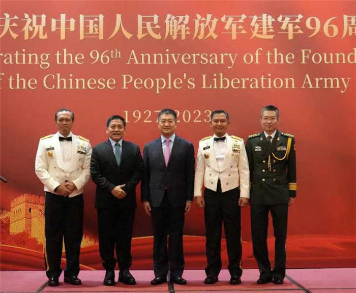 圖為陸慷大使與印尼貴賓合影。中國駐印度尼西亞使館供圖