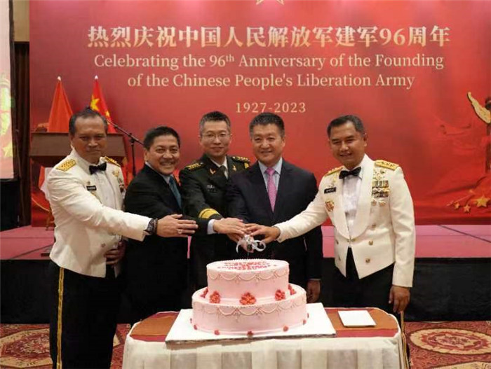 圖為陸慷大使與印尼貴賓共切生日蛋糕。中國駐印度尼西亞使館供圖