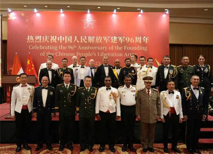 圖為徐勝武官與參加招待會的各國武官、武官處代表合影。中國駐印度尼西亞使館供圖