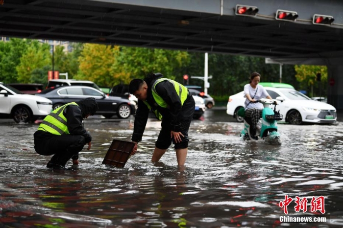 7月30日，河北省持續(xù)發(fā)布暴雨紅色預(yù)警信號(hào)。受今年第5號(hào)臺(tái)風(fēng)“杜蘇芮”殘余環(huán)流影響，7月28日以來(lái)，地處華北地區(qū)的河北省大部出現(xiàn)降雨。30日17時(shí)，該省氣象臺(tái)發(fā)布當(dāng)日第三次暴雨紅色預(yù)警信號(hào)。石家莊市城區(qū)不少區(qū)域積水嚴(yán)重，城管、環(huán)衛(wèi)、園林、市政等部門(mén)緊急出動(dòng)，聯(lián)合疏堵保暢，筑牢防汛安全屏障。圖為石家莊裕華區(qū)城管局防汛隊(duì)員對(duì)沿街收水井進(jìn)行雜物清理，以保證排水暢通。翟羽佳 攝