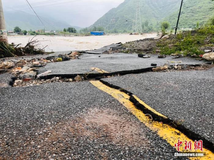 受臺風(fēng)“杜蘇芮”影響，7月29日至8月1日，河北省淶水縣普降暴雨，持續(xù)強降雨和強風(fēng)天氣引發(fā)洪水險情。連日來，當?shù)亟M織數(shù)千人搶險救援隊伍，集中力量加快排水、清理路面、救援拋錨車輛、搶修倒伏電線桿等工作。8月1日，方便面、飲用水、火腿腸、面包等首批調(diào)撥救災(zāi)物資送抵救災(zāi)一線，并于當天發(fā)放到受災(zāi)群眾手中。目前，淶水縣受損交通、電力、通信等基礎(chǔ)設(shè)施正在加緊搶修，山區(qū)受困人員已分批轉(zhuǎn)移，各項搶險救災(zāi)工作正在有序進行中。圖為淶水縣婁村鎮(zhèn)南安莊村被洪水沖毀的路面。(文/呂子豪 楊猛)李金璐 攝