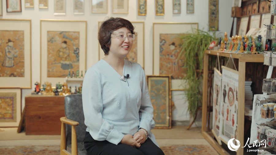 圖為瓷器修復藝術家王京。人民網(wǎng)記者 張若涵攝