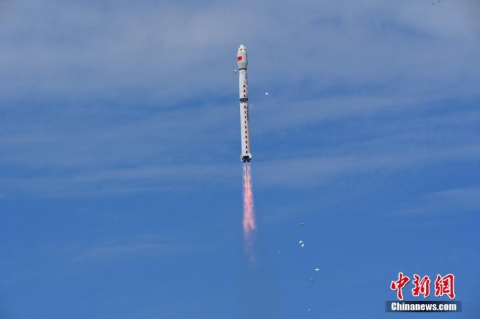 8月3日11時47分，中國在酒泉衛(wèi)星發(fā)射中心用長征四號丙遙四十四運載火箭，成功發(fā)射風(fēng)云三號06星，衛(wèi)星順利進入預(yù)定軌道，任務(wù)取得圓滿成功。該衛(wèi)星將接替在軌超期服役的風(fēng)云三號C星，探測數(shù)據(jù)主要用于天氣預(yù)報、大氣化學(xué)和氣候變化監(jiān)測業(yè)務(wù)及研究。汪江波 攝