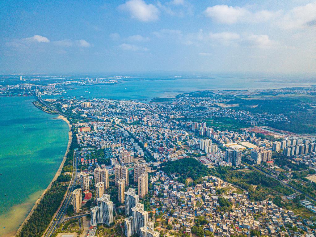 這是海南自貿港重點園區(qū)——洋浦經濟開發(fā)區(qū)所在的環(huán)新英灣地區(qū)（無人機照片，2023年2月26日攝）。新華社記者 蒲曉旭 攝