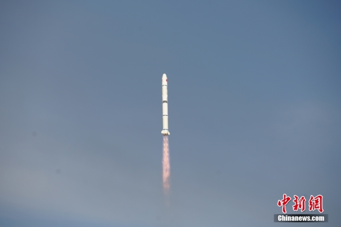 北京時(shí)間2023年8月9日6時(shí)53分，我國(guó)在太原衛(wèi)星發(fā)射中心使用長(zhǎng)征二號(hào)丙運(yùn)載火箭，成功將環(huán)境減災(zāi)二號(hào)06星發(fā)射升空，衛(wèi)星順利送入預(yù)定軌道，發(fā)射任務(wù)獲得圓滿成功。此次任務(wù)是長(zhǎng)征系列運(yùn)載火箭第482次飛行。馮陽(yáng) 攝