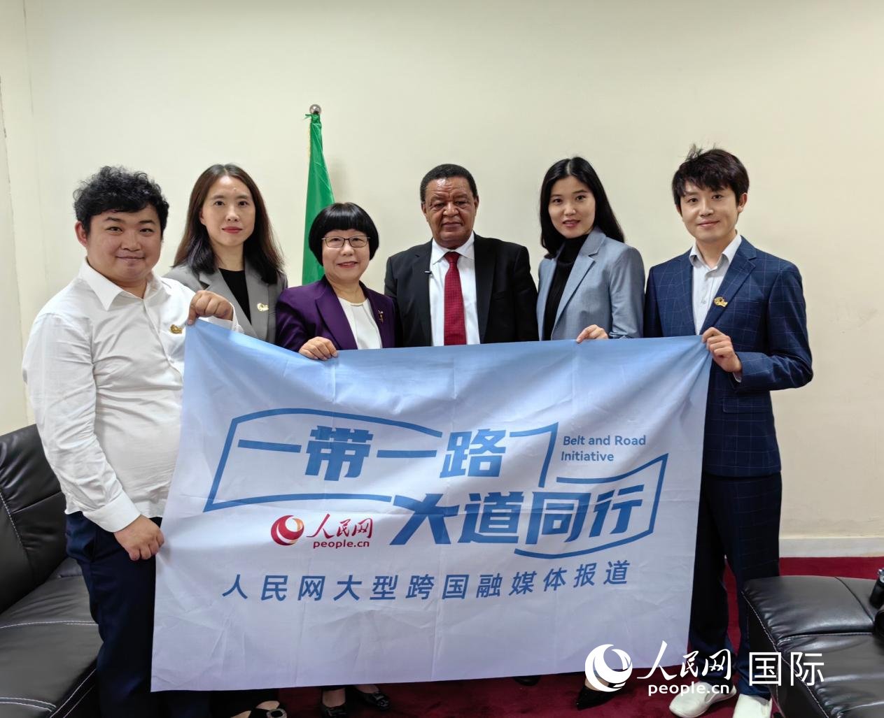 穆拉圖·特肖梅與人民網(wǎng)記者合影。