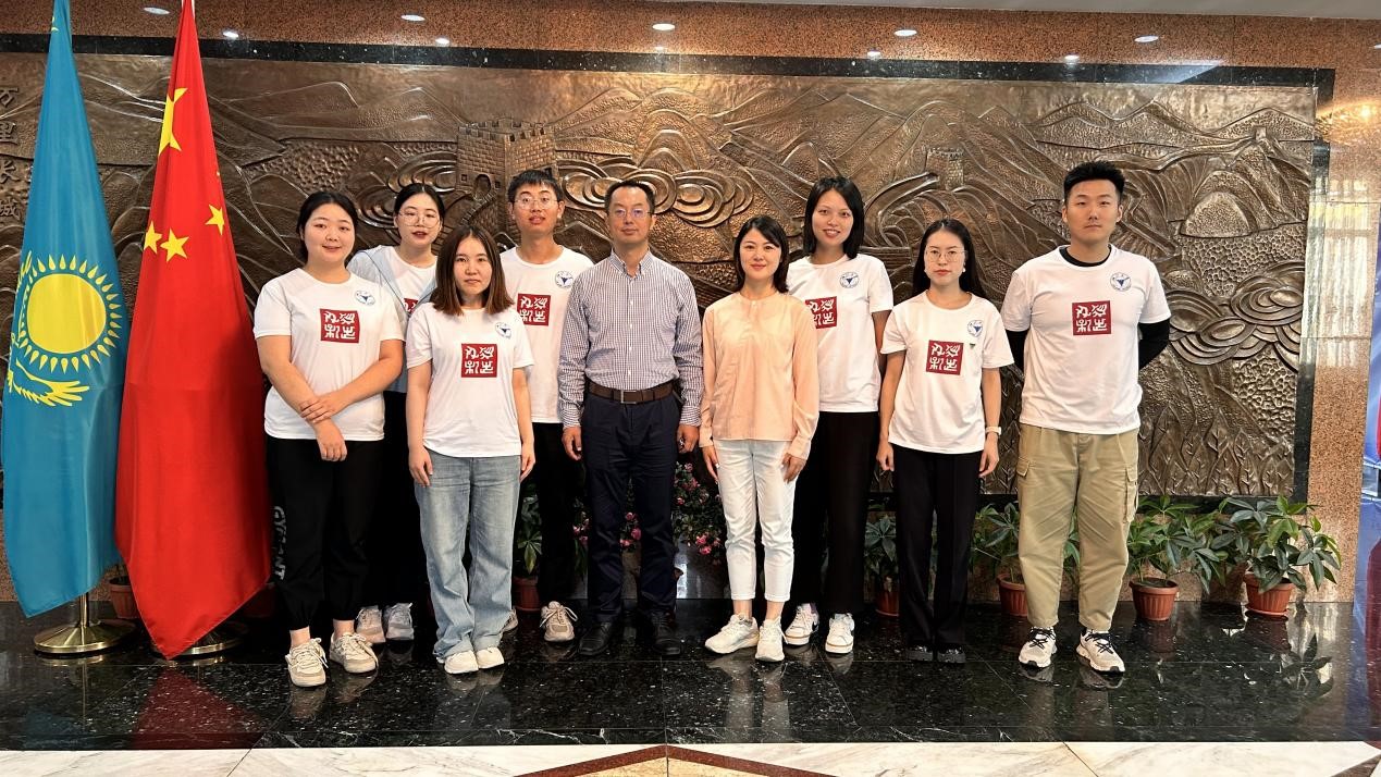 浙江大學(xué)實踐團(tuán)拜訪中國駐阿拉木圖總領(lǐng)館。浙江大學(xué)供圖