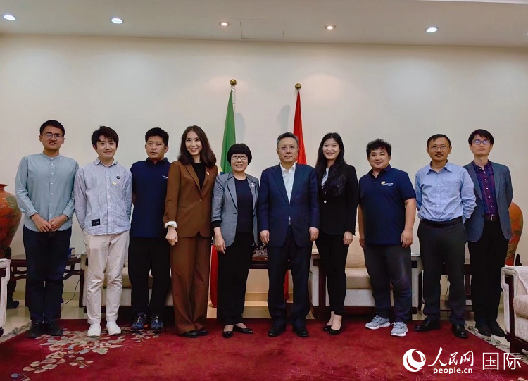趙志遠(yuǎn)大使（右五）、使館工作人員與人民網(wǎng)記者合影。