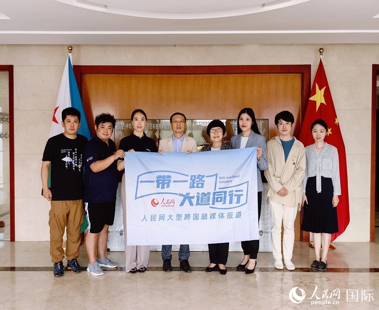 胡斌大使（左四）、使館工作人員與人民網(wǎng)記者合影。