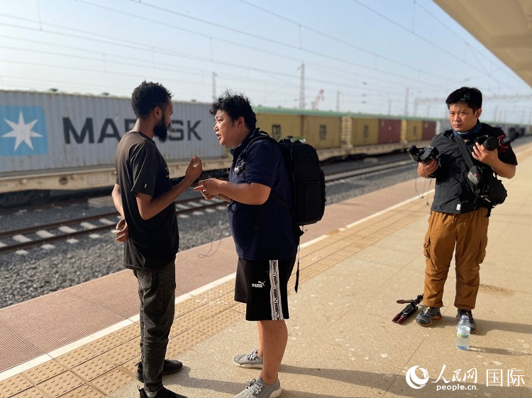 亞吉鐵路吉布提線工作人員介紹列車運(yùn)營情況。人民網(wǎng)記者 趙艷紅攝