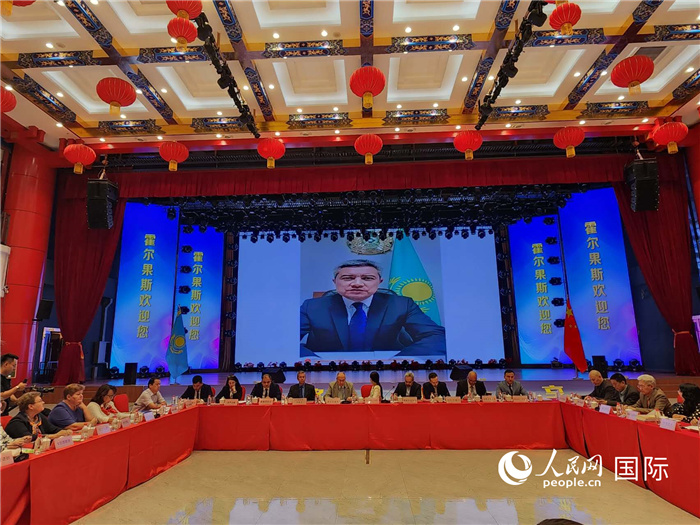 哈外交部駐阿拉木圖副代表拉伊莫夫視頻致辭。人民網(wǎng)記者 李強(qiáng)攝