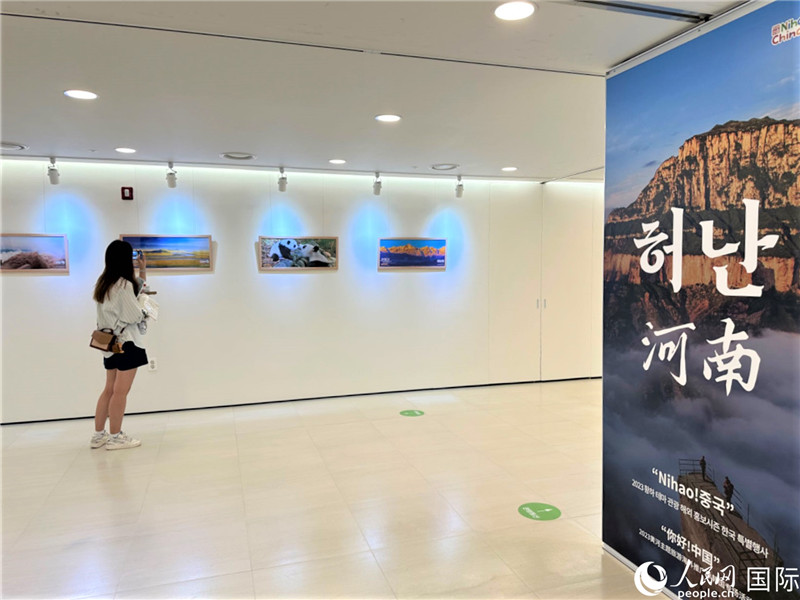 2.民眾參觀“看九曲黃河 聽華夏故事”主題展。人民網(wǎng)記者 馬菲攝