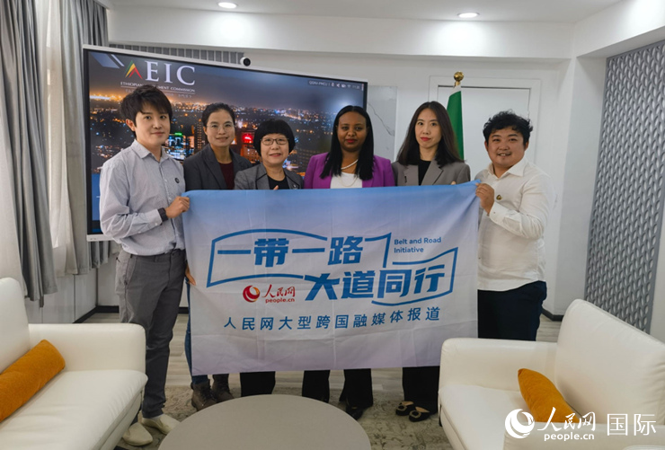 萊利斯（右三）、埃塞投資委中國(guó)投資顧問(wèn)萬(wàn)巧云（左二）與人民網(wǎng)記者合影。