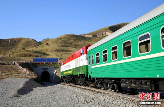 2016年8月24日，塔吉克斯坦“瓦赫達(dá)特-亞灣”鐵路通車(chē)。這是絲綢之路經(jīng)濟(jì)帶框架下首個(gè)開(kāi)工并建成的鐵路項(xiàng)目，具標(biāo)志性意義。圖為火車(chē)進(jìn)入由中鐵十九局集團(tuán)有限公司承建的隧道。文龍杰 攝