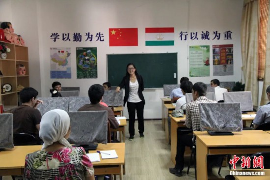 2014年，塔吉克斯坦國(guó)立民族大學(xué)的孔子學(xué)院內(nèi)，教師正在為塔吉克斯坦學(xué)生授課。田冰 攝