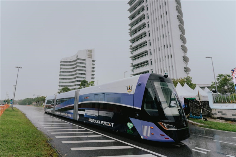 9月6日下午，由中車株洲所自主研發(fā)制造的全球首輛氫能源智軌電車正式亮相馬來西亞砂拉越州古晉市。中車株洲所供圖