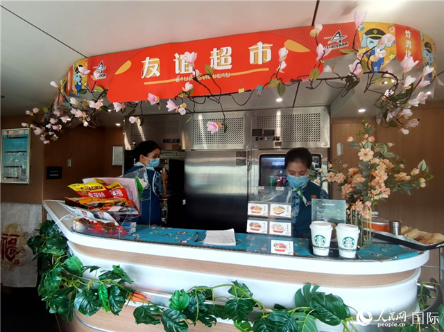 中老鐵路國(guó)際旅客列車?yán)锏摹坝颜x超市”。人民網(wǎng) 杜明明攝