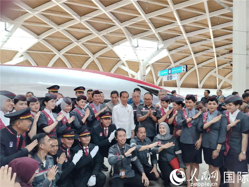 印尼總統(tǒng)佐科與雅萬高鐵乘務(wù)員及中印尼嘉賓合影。人民網(wǎng)記者 李培松攝