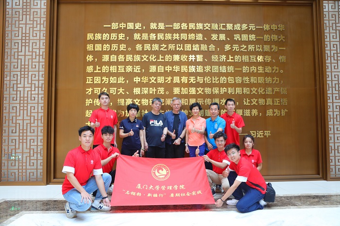 潘維廉和實踐隊師生在昌吉州博物館合影。主辦方供圖