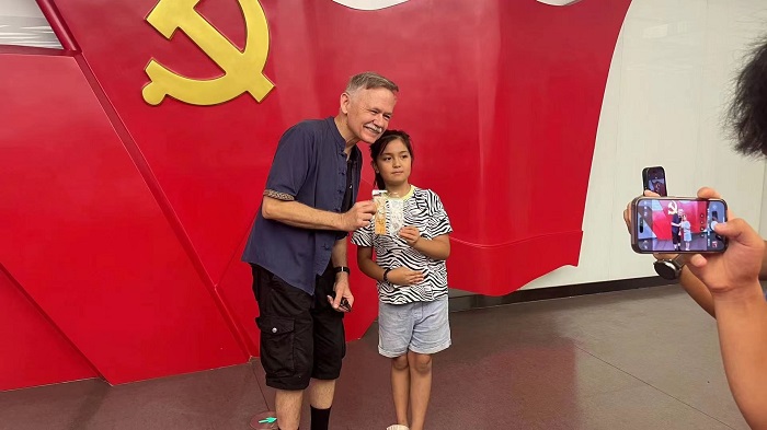 潘維廉和志愿講解員紀念合影。主辦方供圖