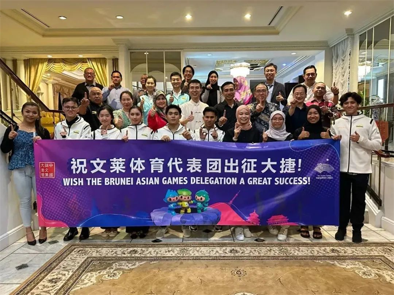 肖建國大使同參加歡送儀式的文方嘉賓、代表團成員等合影留念。圖片由使館提供