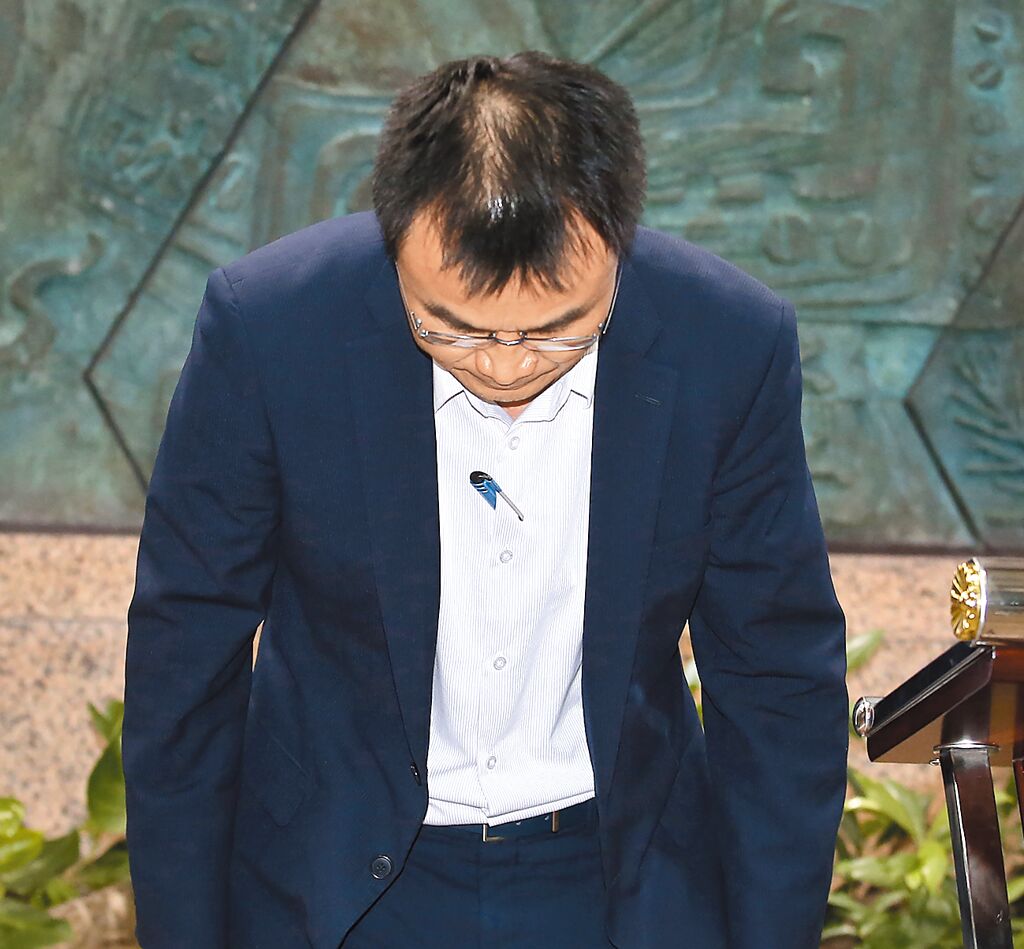 臺農(nóng)業(yè)部門負(fù)責(zé)人陳吉仲19日傍晚舉行記者會說明項目進(jìn)口雞蛋議題，當(dāng)日晚間8點(diǎn)在臉書上宣布辭職。 圖片來源：臺灣“中時新聞網(wǎng)”