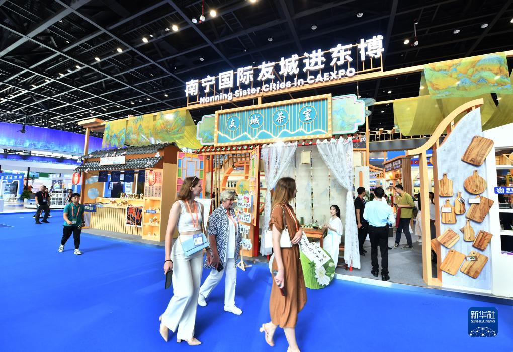 9月17日，在南寧國際會(huì)展中心，觀眾在東博會(huì)“一帶一路”國際展區(qū)參觀。當(dāng)日，第二十屆中國—東盟博覽會(huì)和中國—東盟商務(wù)與投資峰會(huì)開幕式在廣西南寧舉行。新華社記者 黃孝邦 攝