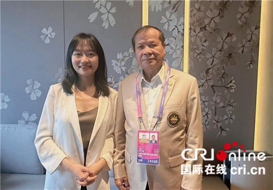 　　△柬埔寨國家奧委會主席、柬埔寨亞運代表團(tuán)團(tuán)長唐坤（右）接受記者采訪