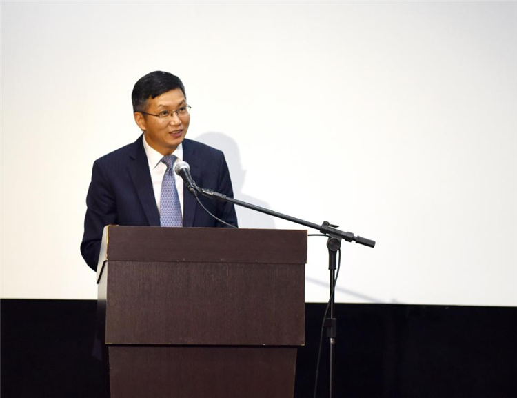 中國駐圣保羅總領(lǐng)事余鵬在開幕活動中致辭。 圣保羅州立大學(xué)孔子學(xué)院供圖