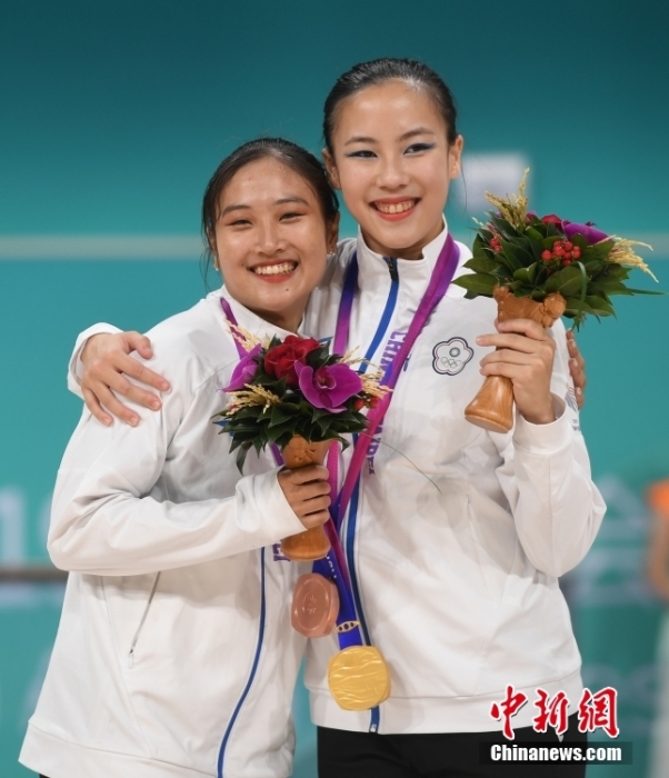 10月7日，杭州第19屆亞運(yùn)會(huì)輪滑項(xiàng)目女子花樣輪滑單人滑長節(jié)目決賽在錢塘輪滑中心舉行。結(jié)合短節(jié)目決賽成績，中國臺(tái)北選手洪筱晴(左)以94.38分的總成績奪得女子花樣輪滑單人滑冠軍，中國臺(tái)北選手張致如(右)獲得季軍。<a target='_blank' href='/'><p  align=